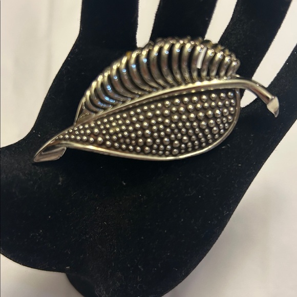 MX209 Rhodium
Leaf Silvertone Pin, 1970, Vintage - Picture 5 of 7